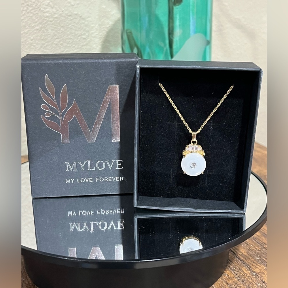 Beautiful fashion jewelry piece, new in box! Gold tone and Pendant Necklace